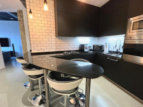 Modern, Quiet, Fully Equipped, Powerful Air Conditioning, 300 Mbps Fibre, Washer and Dryer